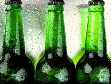 Γιατί τα περισσότερα μπουκάλια μπύρας έχουν σκούρο χρώμα;